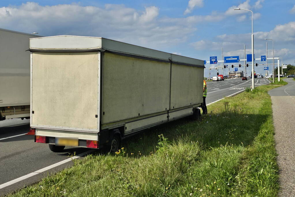 Markwagen schiet los en belandt op andere weghelft