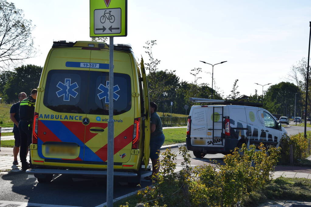 Voetganger gewond bij botsing met bestelbus, bestuurder geen rijbewijs en onder invloed van drugs