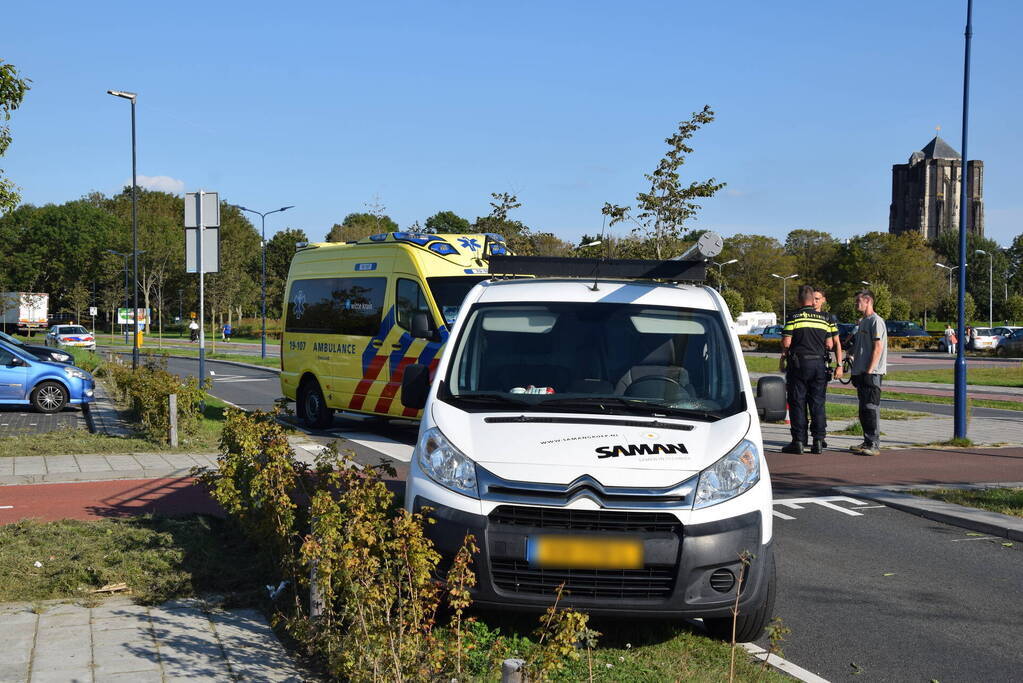 Voetganger gewond bij botsing met bestelbus, bestuurder geen rijbewijs en onder invloed van drugs