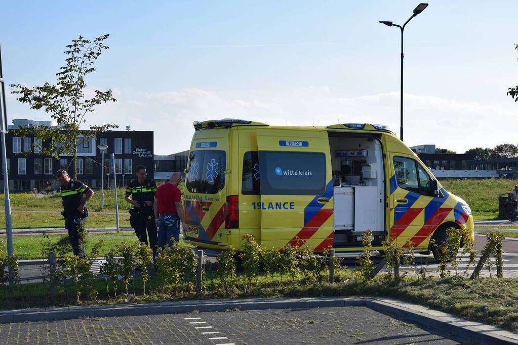 Voetganger gewond bij botsing met bestelbus, bestuurder geen rijbewijs en onder invloed van drugs