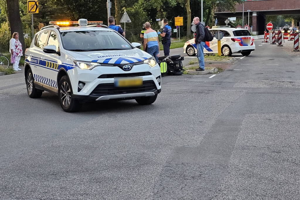 Persoon in scootmobiel valt om en raakt gewond