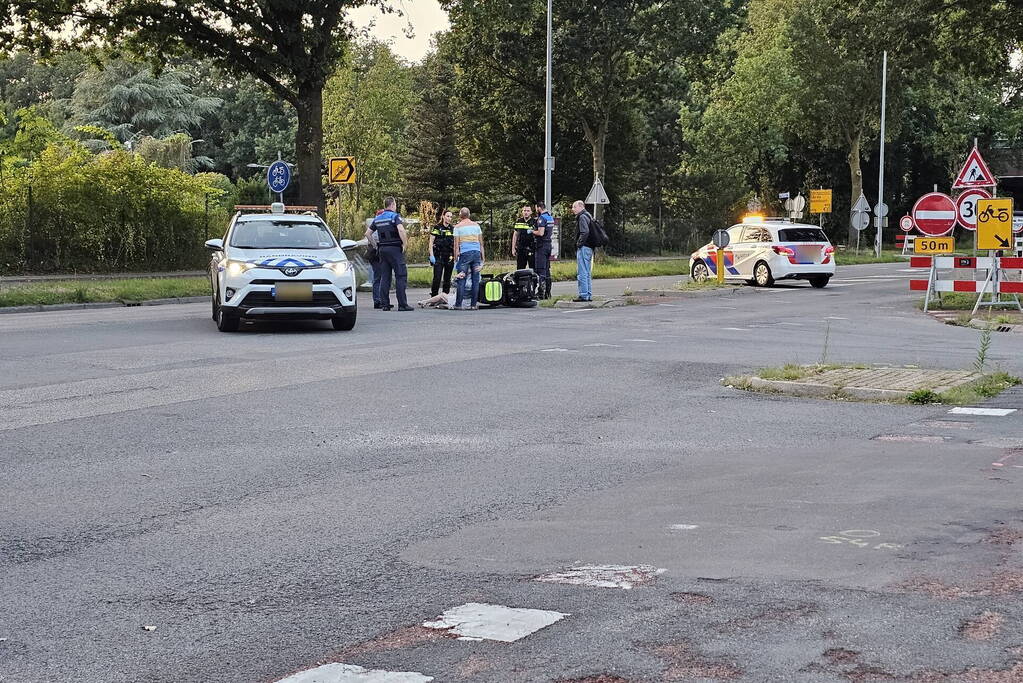 Persoon in scootmobiel valt om en raakt gewond