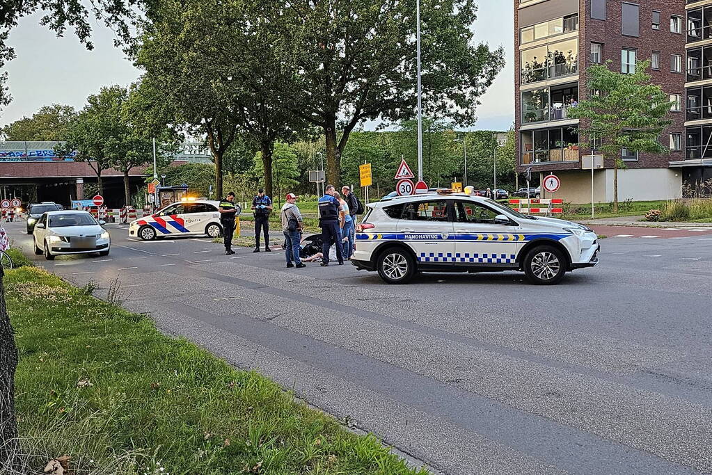 Persoon in scootmobiel valt om en raakt gewond