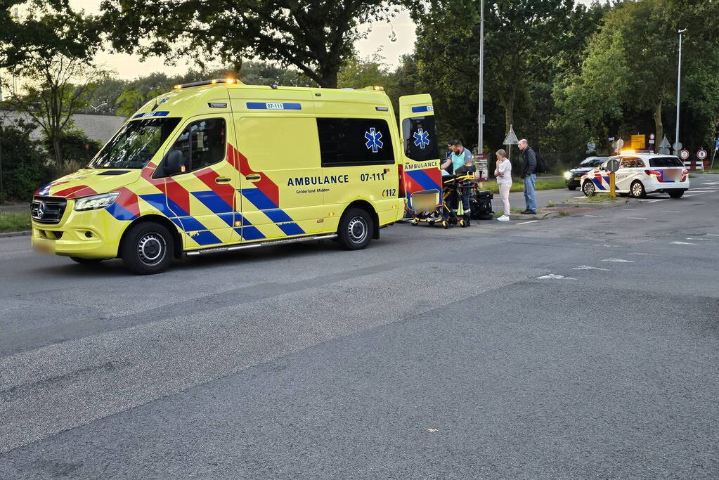 Persoon in scootmobiel valt om en raakt gewond