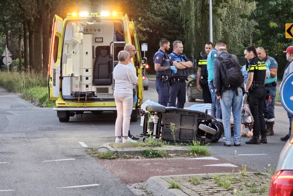 Persoon in scootmobiel valt om en raakt gewond