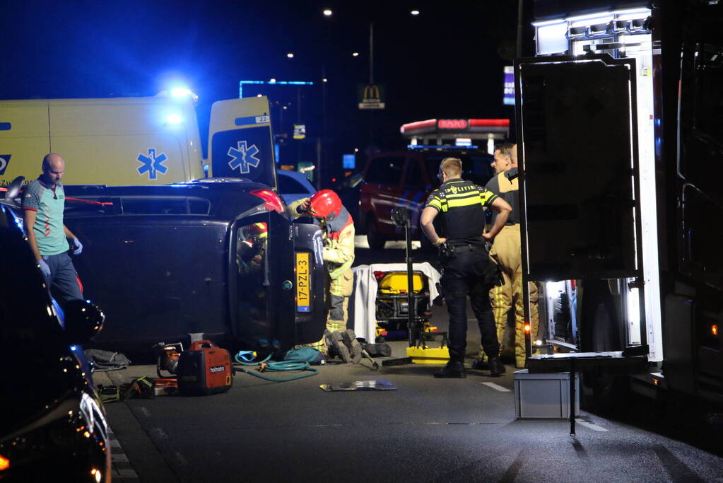 Persoon bekneld bij ongeval op kruising