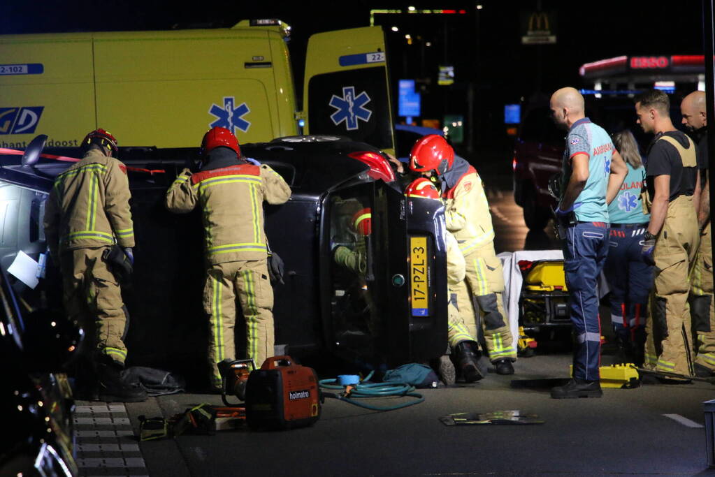 Persoon bekneld bij ongeval op kruising