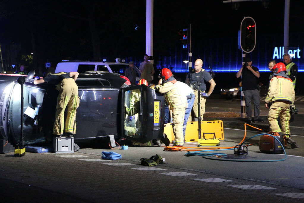 Persoon bekneld bij ongeval op kruising