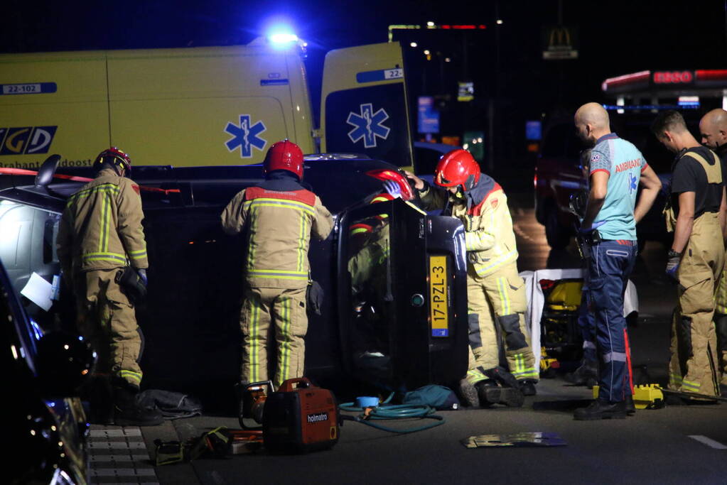 Persoon bekneld bij ongeval op kruising