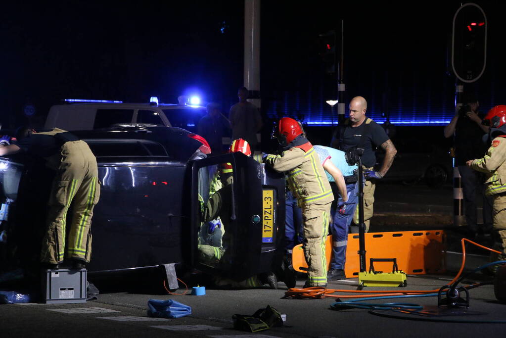 Persoon bekneld bij ongeval op kruising