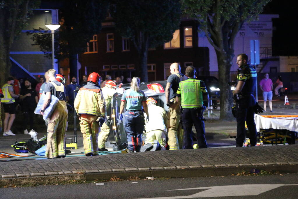 Persoon bekneld bij ongeval op kruising