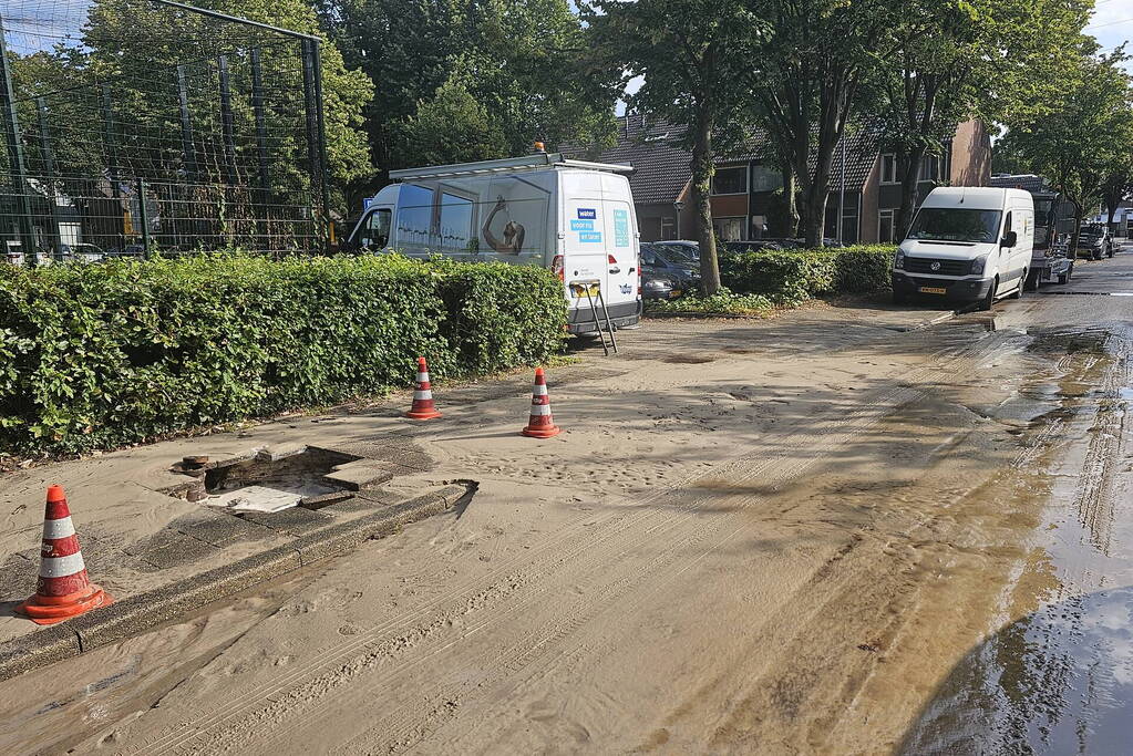 Straat onder water door flinke lekkage