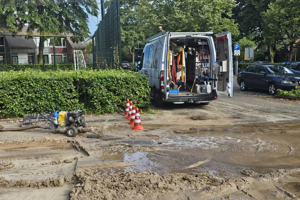 Straat onder water door flinke lekkage