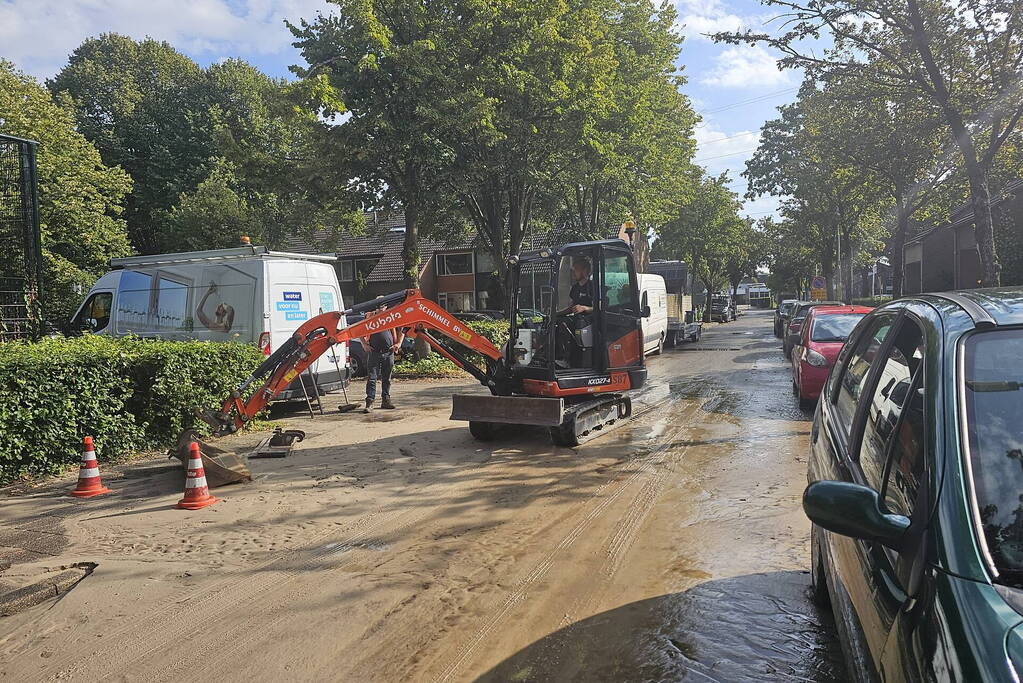 Straat onder water door flinke lekkage