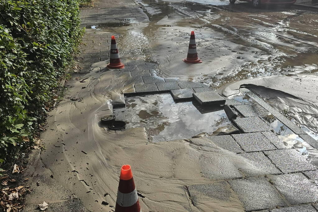 Straat onder water door flinke lekkage