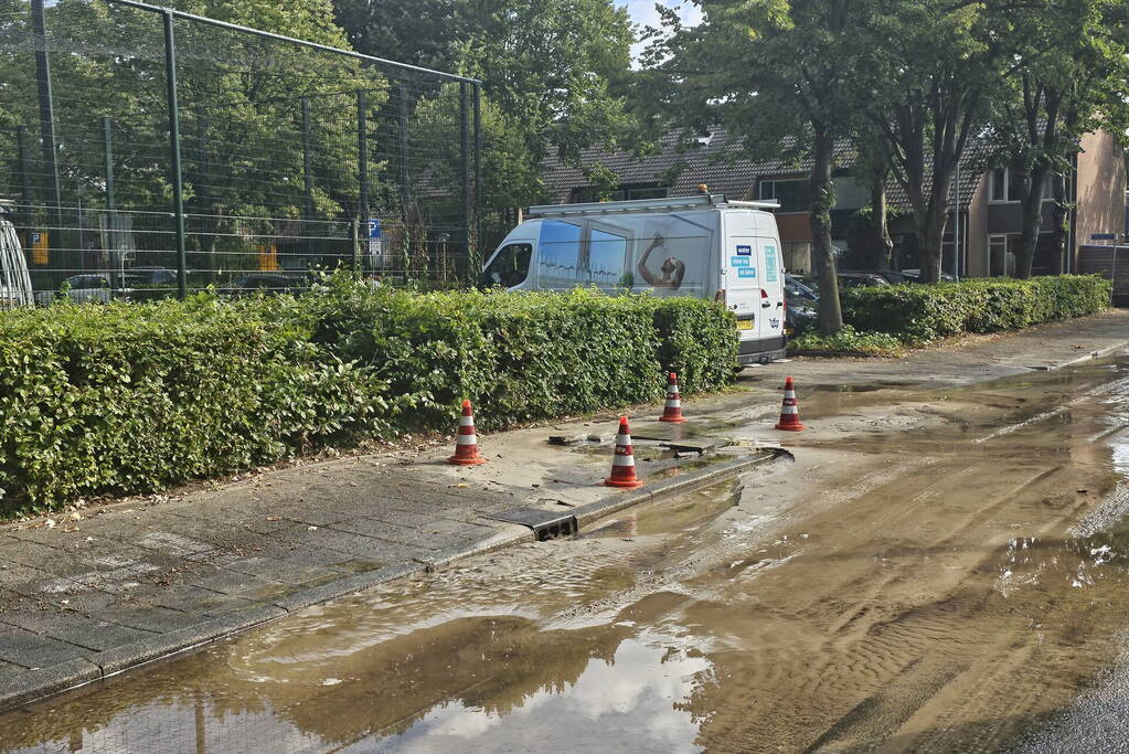 Straat onder water door flinke lekkage