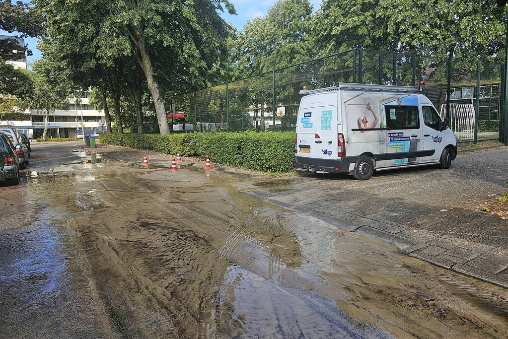 Straat onder water door flinke lekkage