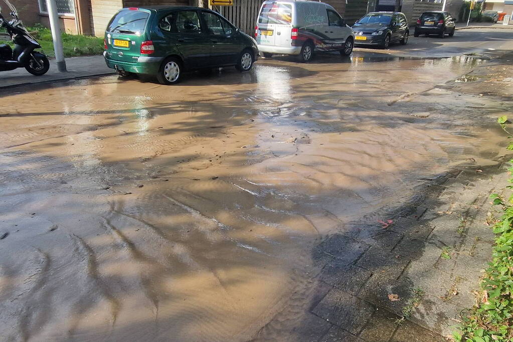 Straat onder water door flinke lekkage