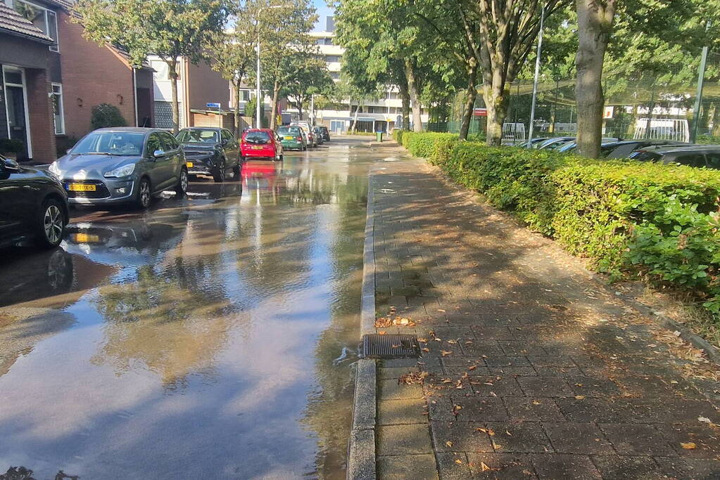 Straat onder water door flinke lekkage