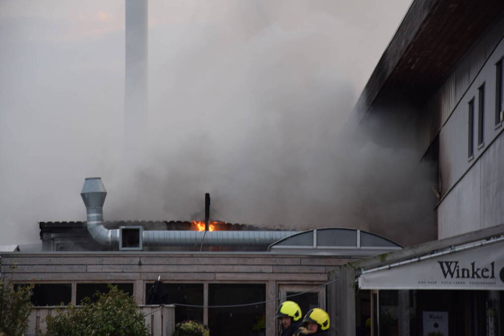 Grote uitslaande brand bij Neeltje Jans mosselen