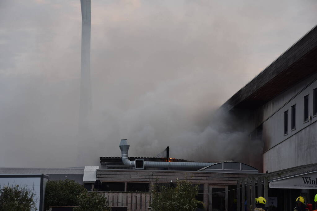 Grote uitslaande brand bij Neeltje Jans mosselen