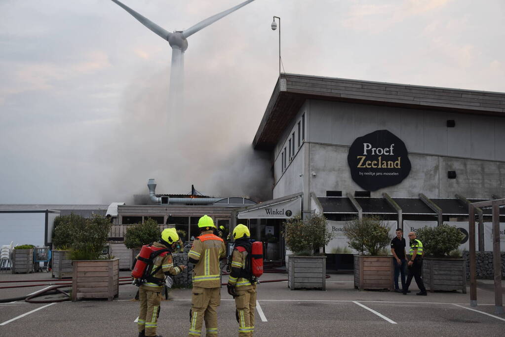 Grote uitslaande brand bij Neeltje Jans mosselen