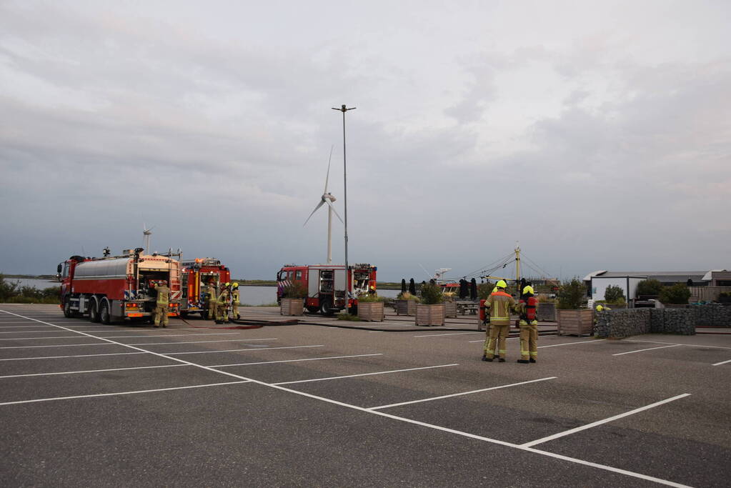 Grote uitslaande brand bij Neeltje Jans mosselen