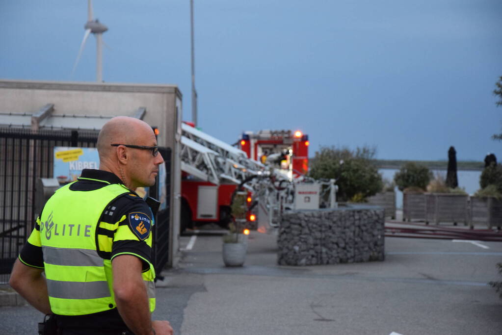 Grote uitslaande brand bij Neeltje Jans mosselen