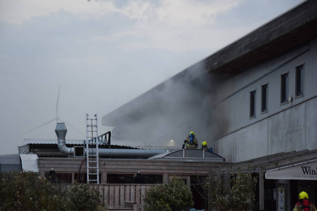 Grote uitslaande brand bij Neeltje Jans mosselen