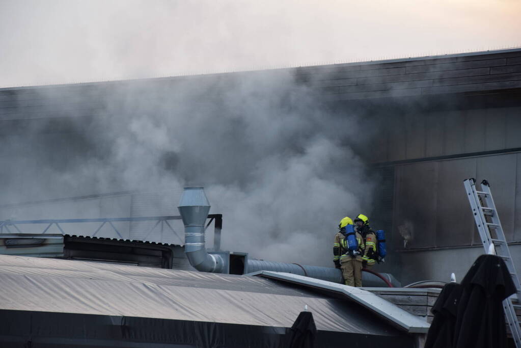 Grote uitslaande brand bij Neeltje Jans mosselen