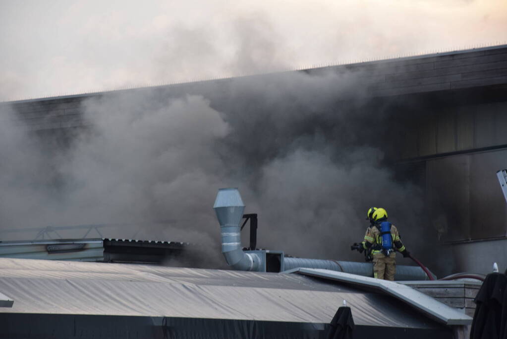 Grote uitslaande brand bij Neeltje Jans mosselen