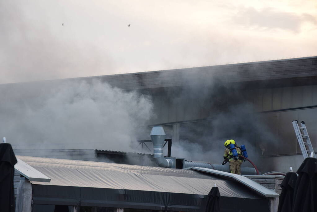 Grote uitslaande brand bij Neeltje Jans mosselen