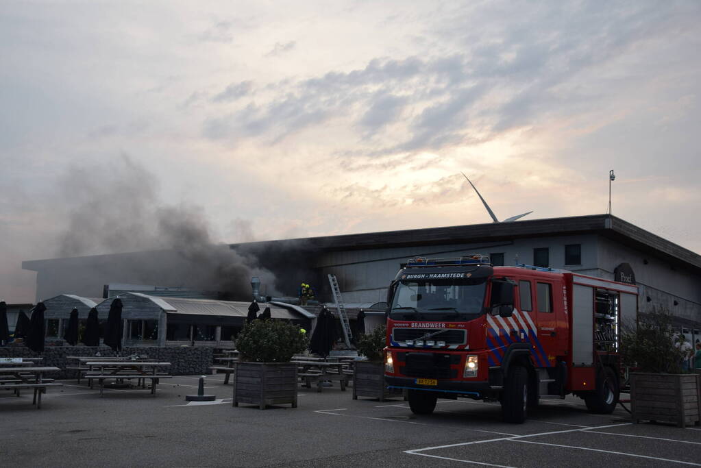 Grote uitslaande brand bij Neeltje Jans mosselen