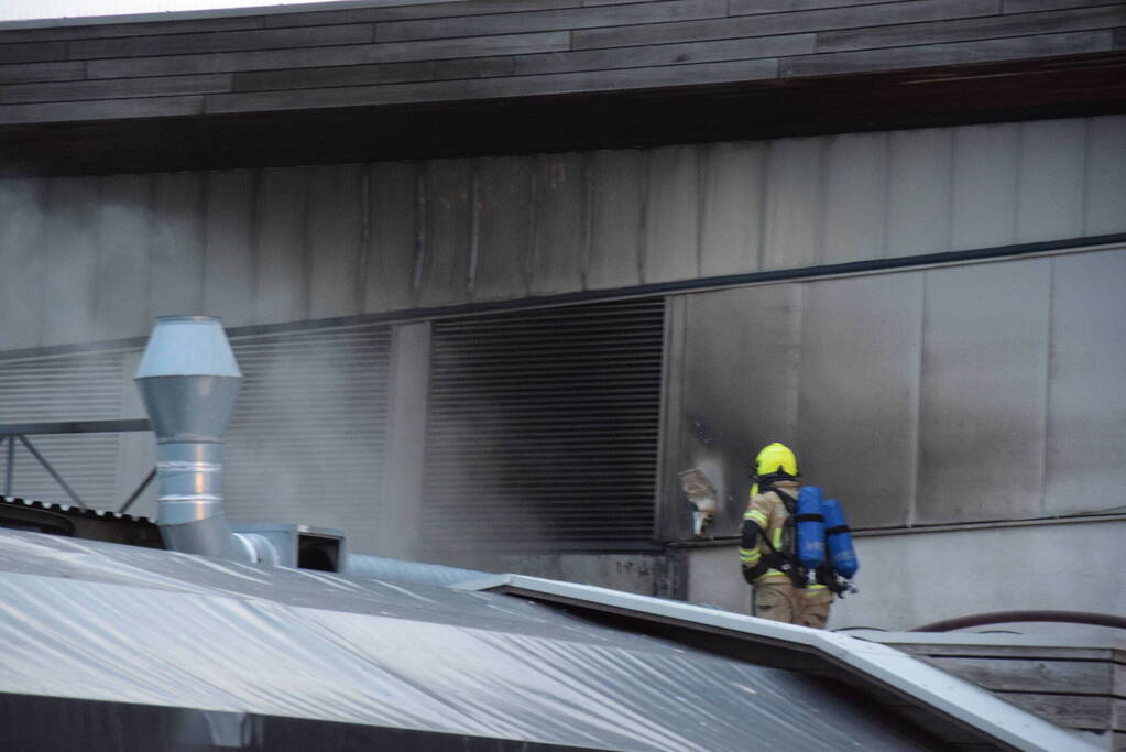 Grote uitslaande brand bij Neeltje Jans mosselen