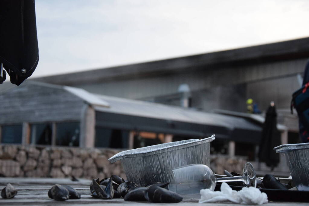 Grote uitslaande brand bij Neeltje Jans mosselen