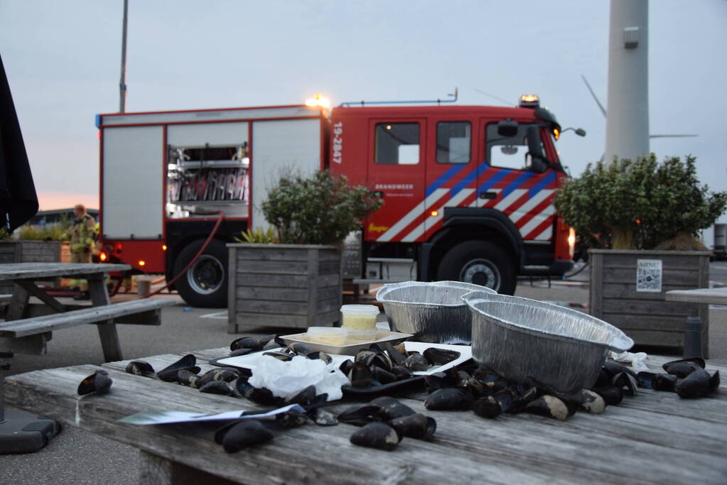 Grote uitslaande brand bij Neeltje Jans mosselen