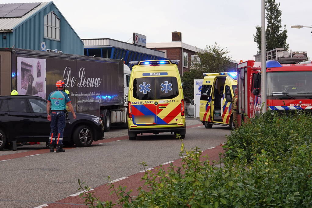 Scooterrijder bekneld onder auto