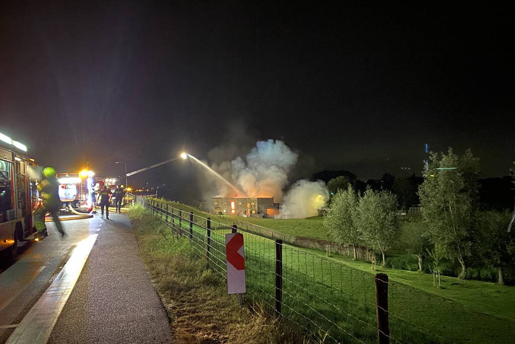 Uitslaande brand in schuur