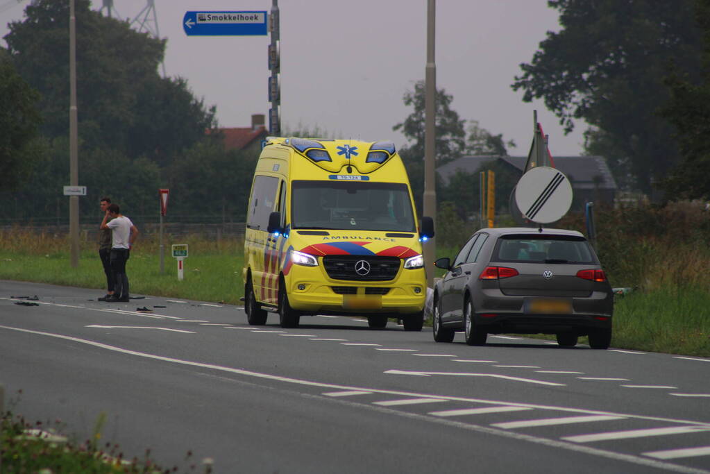 Inzittenden auto slaan op de vlucht na botsing met motorrijder