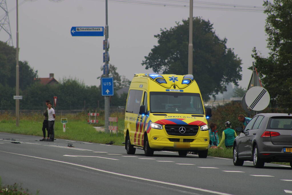 Inzittenden auto slaan op de vlucht na botsing met motorrijder