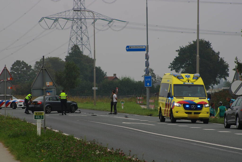 Inzittenden auto slaan op de vlucht na botsing met motorrijder