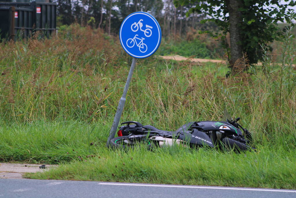 Inzittenden auto slaan op de vlucht na botsing met motorrijder