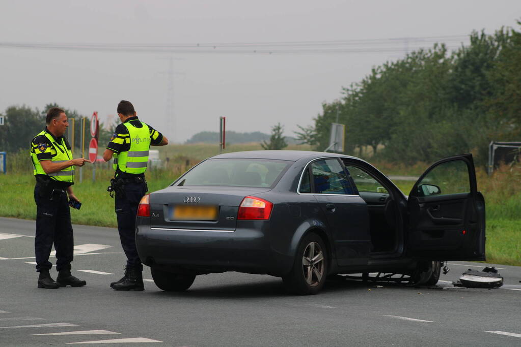 Inzittenden auto slaan op de vlucht na botsing met motorrijder