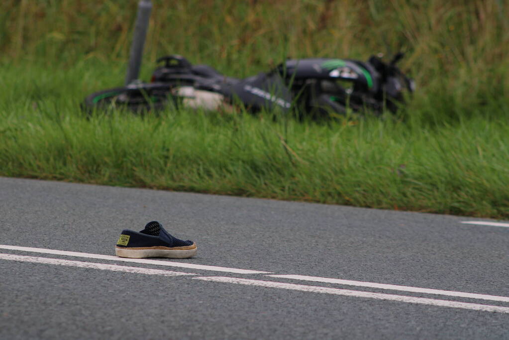 Inzittenden auto slaan op de vlucht na botsing met motorrijder