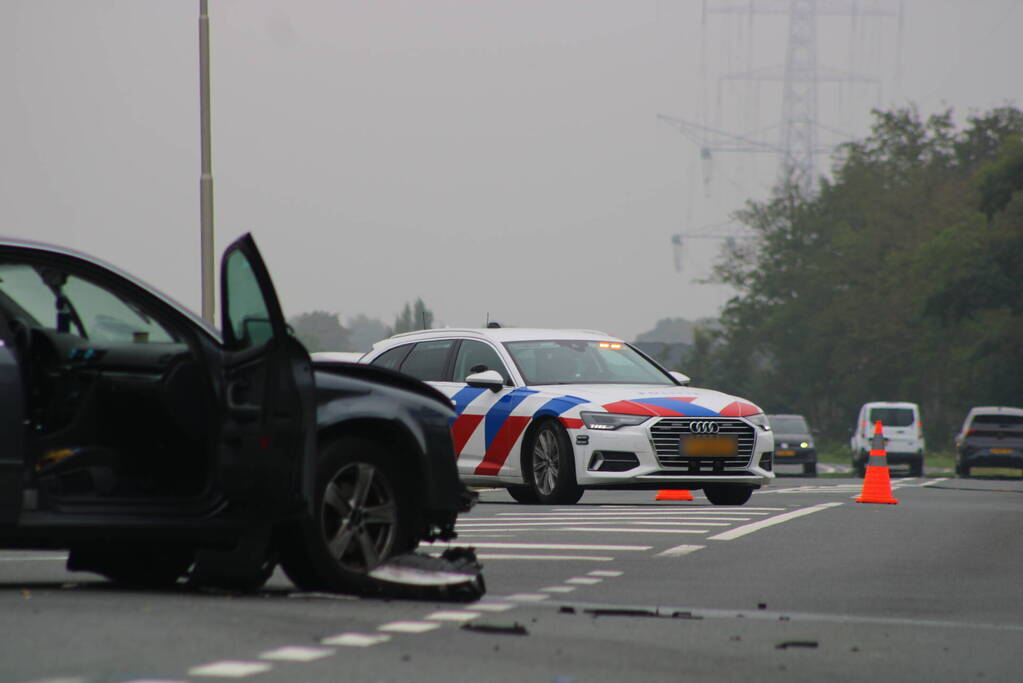 Inzittenden auto slaan op de vlucht na botsing met motorrijder