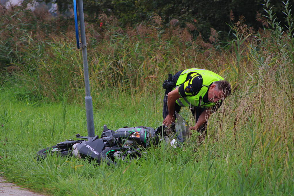 Inzittenden auto slaan op de vlucht na botsing met motorrijder