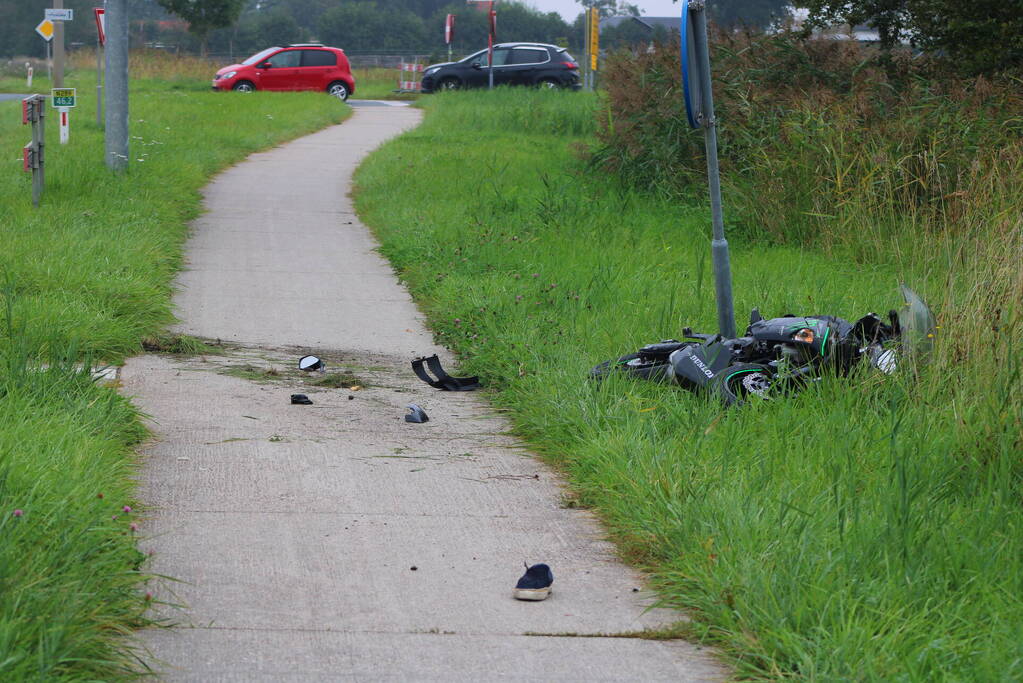 Inzittenden auto slaan op de vlucht na botsing met motorrijder