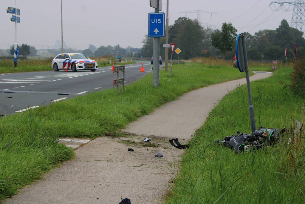 Inzittenden auto slaan op de vlucht na botsing met motorrijder