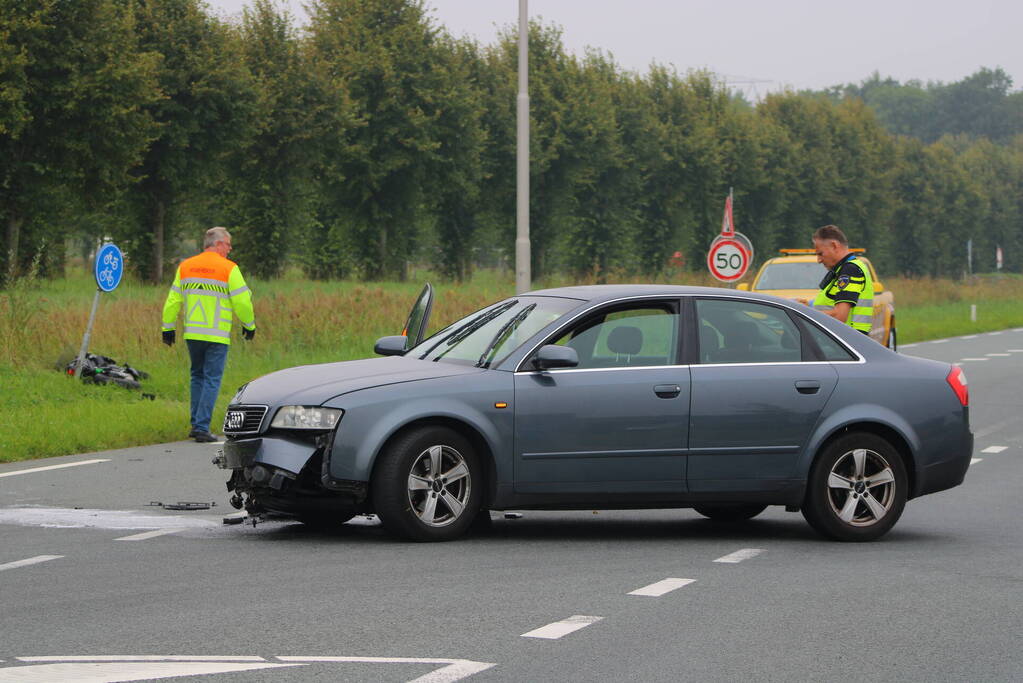 Inzittenden auto slaan op de vlucht na botsing met motorrijder