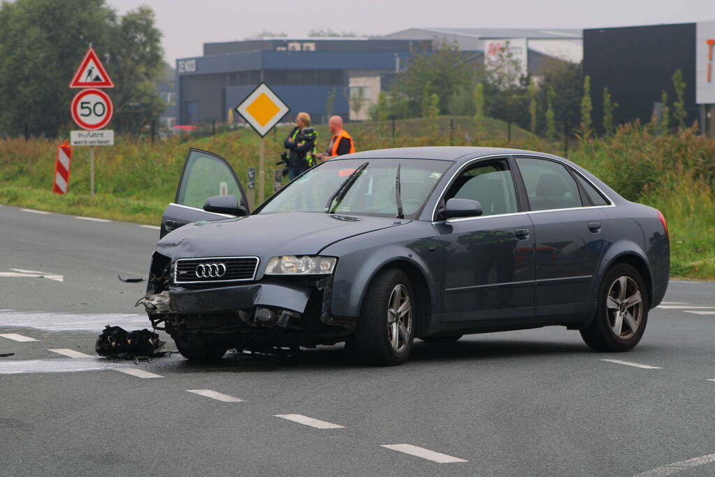 Inzittenden auto slaan op de vlucht na botsing met motorrijder